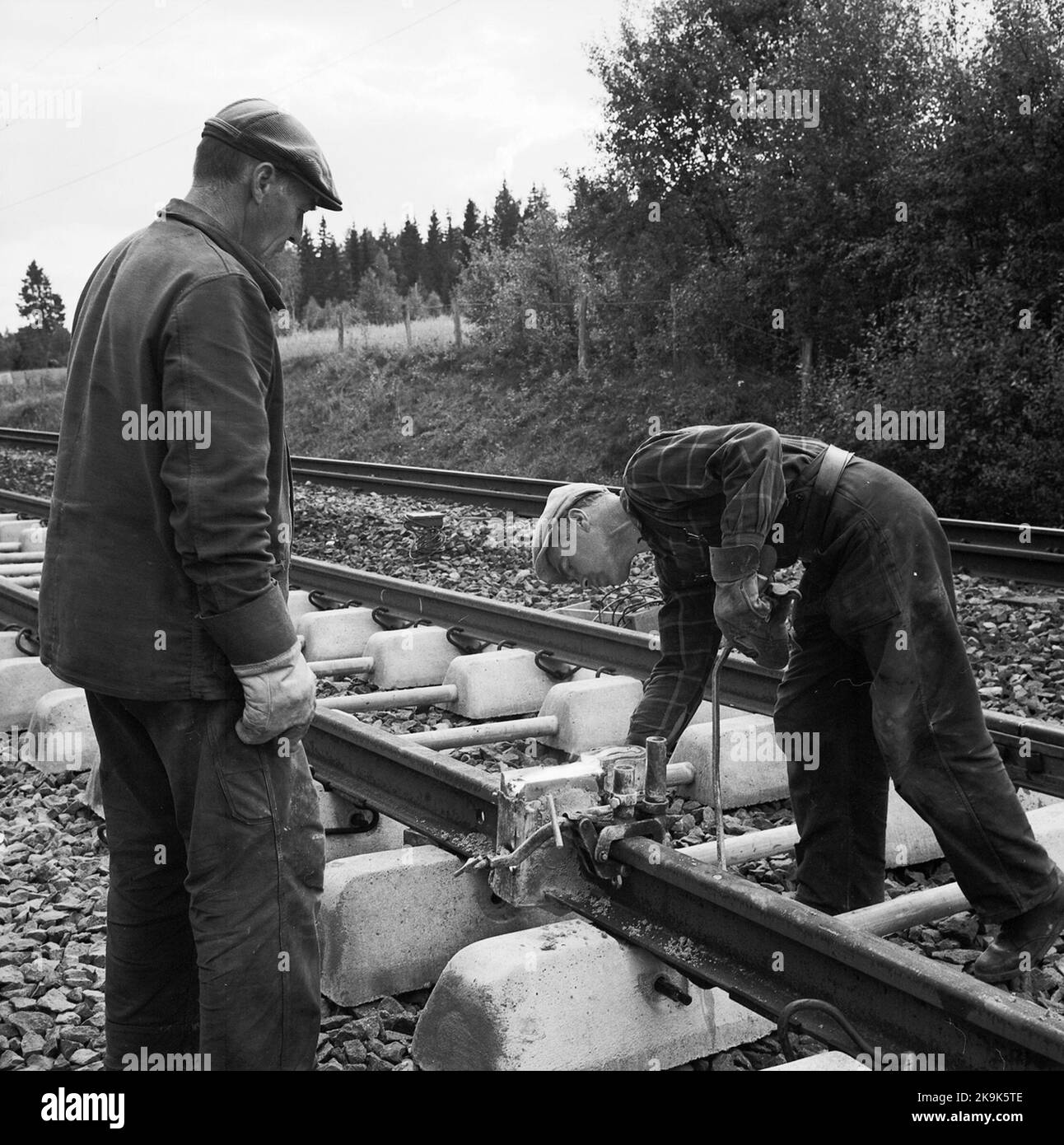 Pista di lavoro, Flisby-Solberga. Saldature dei giunti Foto Stock