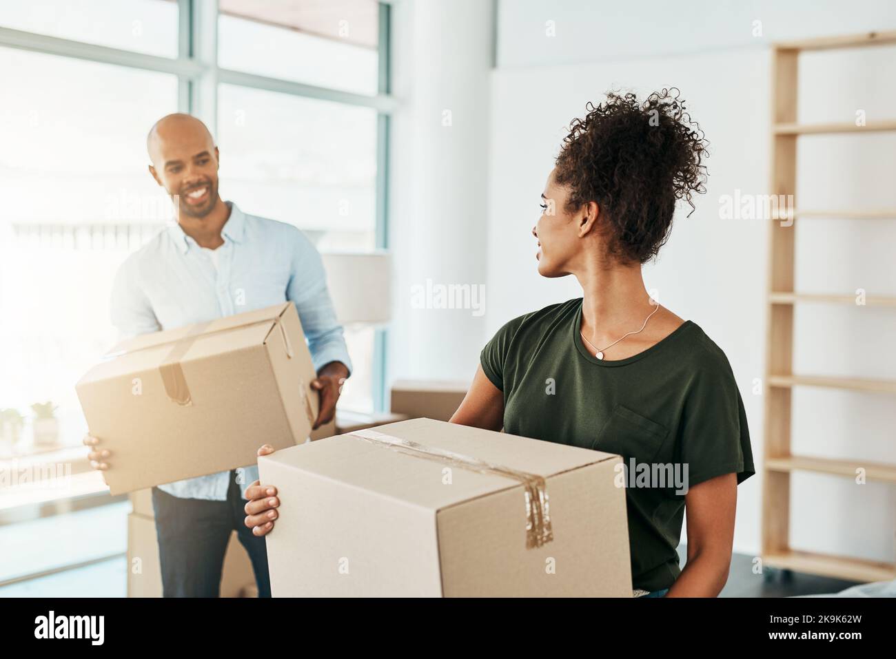 Spostare le scatole nel loro nuovo nido. Una giovane coppia che trasporta le scatole mentre sposta la casa. Foto Stock