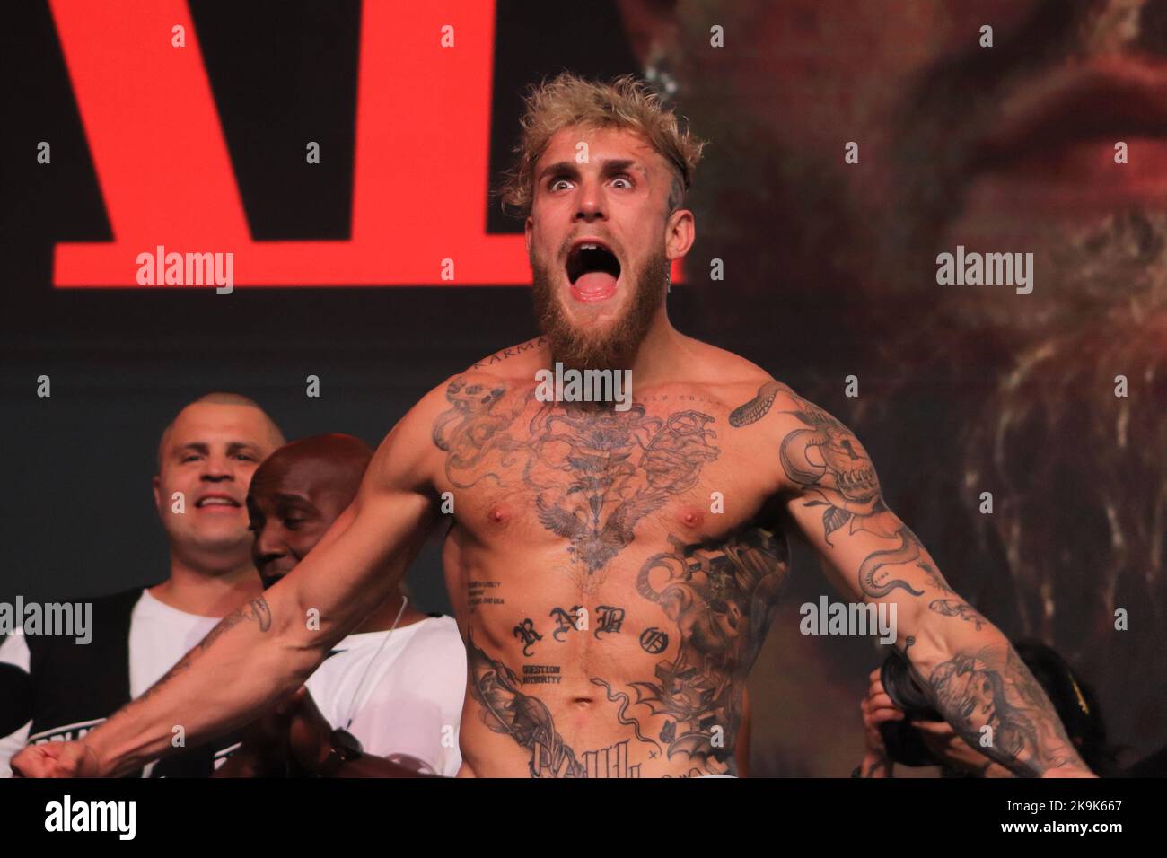 Glendale, Arizona, Glendale, Arizona, USA. 28th Ott 2022. GLENDALE, AZ - 28 OTTOBRE: Jake Paul posa sulla scala durante il Paul v Silva: Weigh-in al Desert Diamond Arena il 28 ottobre 2022 a Glendale, Arizona, Stati Uniti. Credit: ZUMA Press, Inc./Alamy Live News Foto Stock