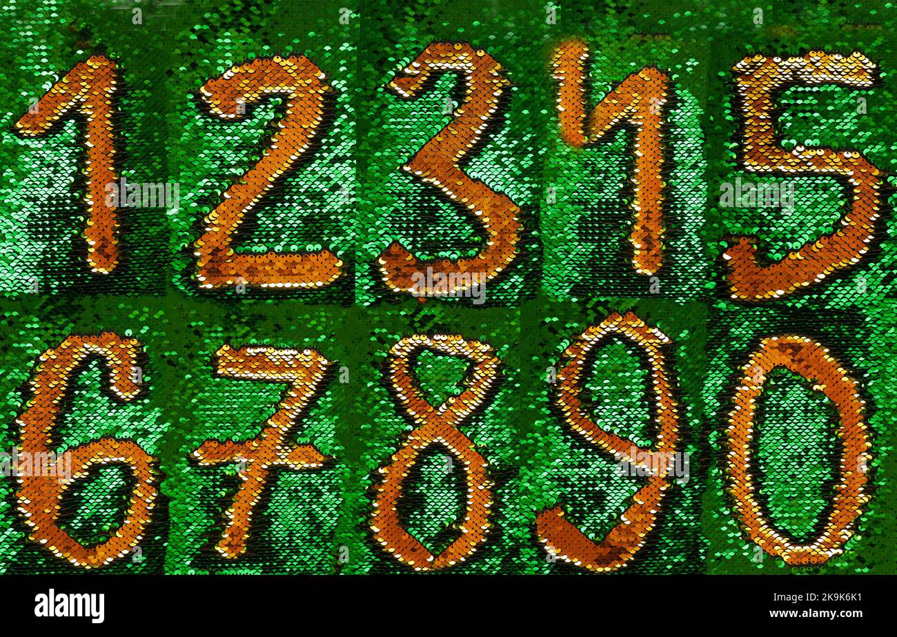 sequine dei numeri. Numeri di paillettes dorate su sfondo verde e scintillante.numeri brillanti su sfondo lucido. Numeri natalizi Foto Stock