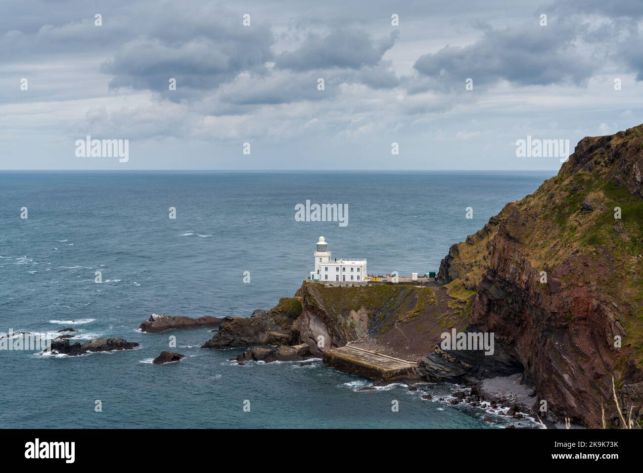 Una vista dello storico faro di Hartland Point e del promontorio sulla baia di Bristol Foto Stock