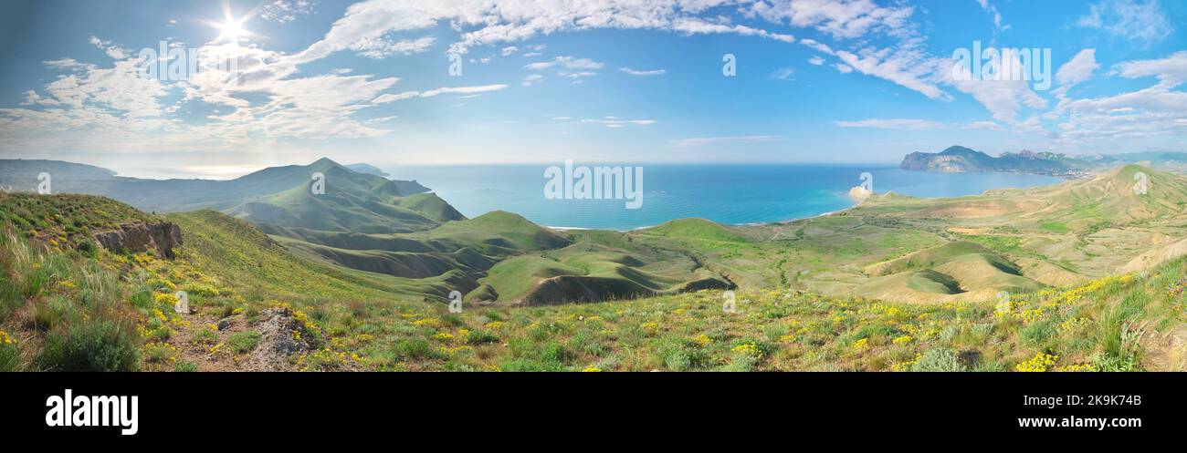 Panorama sulla baia di mare. Paesaggio naturale. Montagna primaverile e riva del mare. Foto Stock