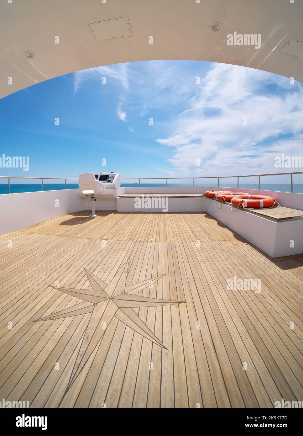 Vista oceano calmo mare da yacht flybridge open deck, moderno e di lusso dotato di dispositivi di navigazione cruscotto. Concetto di libertà di stile di vita. Foto Stock