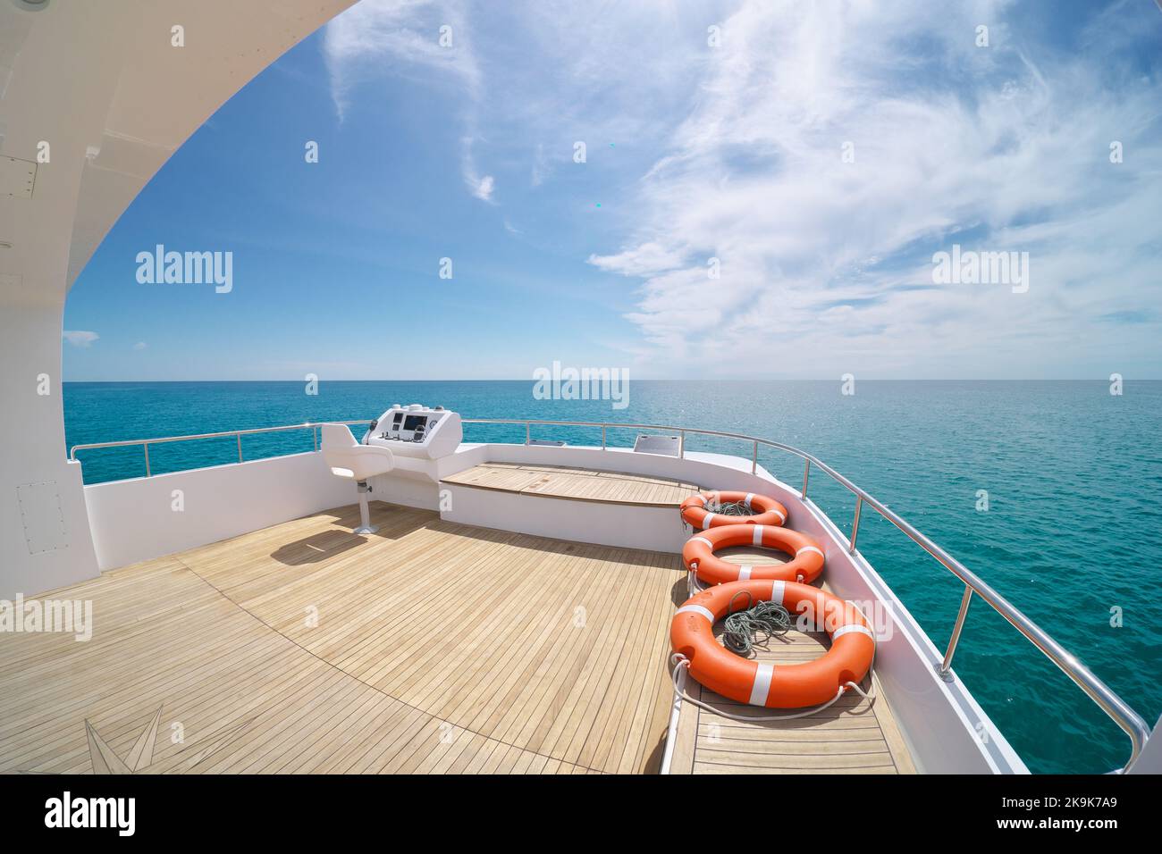 Vista oceano calmo mare da yacht flybridge open deck, moderno e di lusso dotato di dispositivi di navigazione cruscotto. Concetto di libertà di stile di vita. Foto Stock