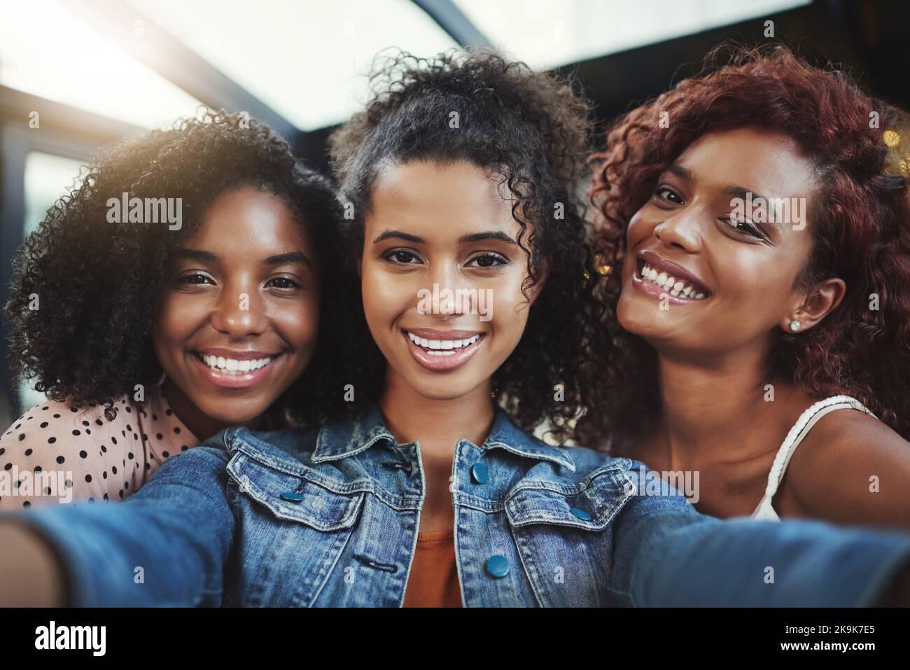 Ci facciamo del tempo l'uno per l'altro, girlfriends che si diverta una notte fuori. Foto Stock