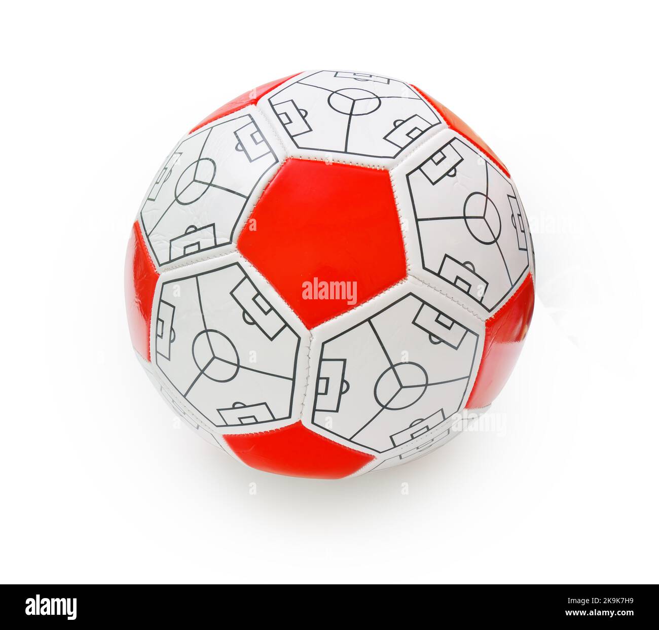Pallina da calcio isolata rossa su sfondo bianco. Foto Stock