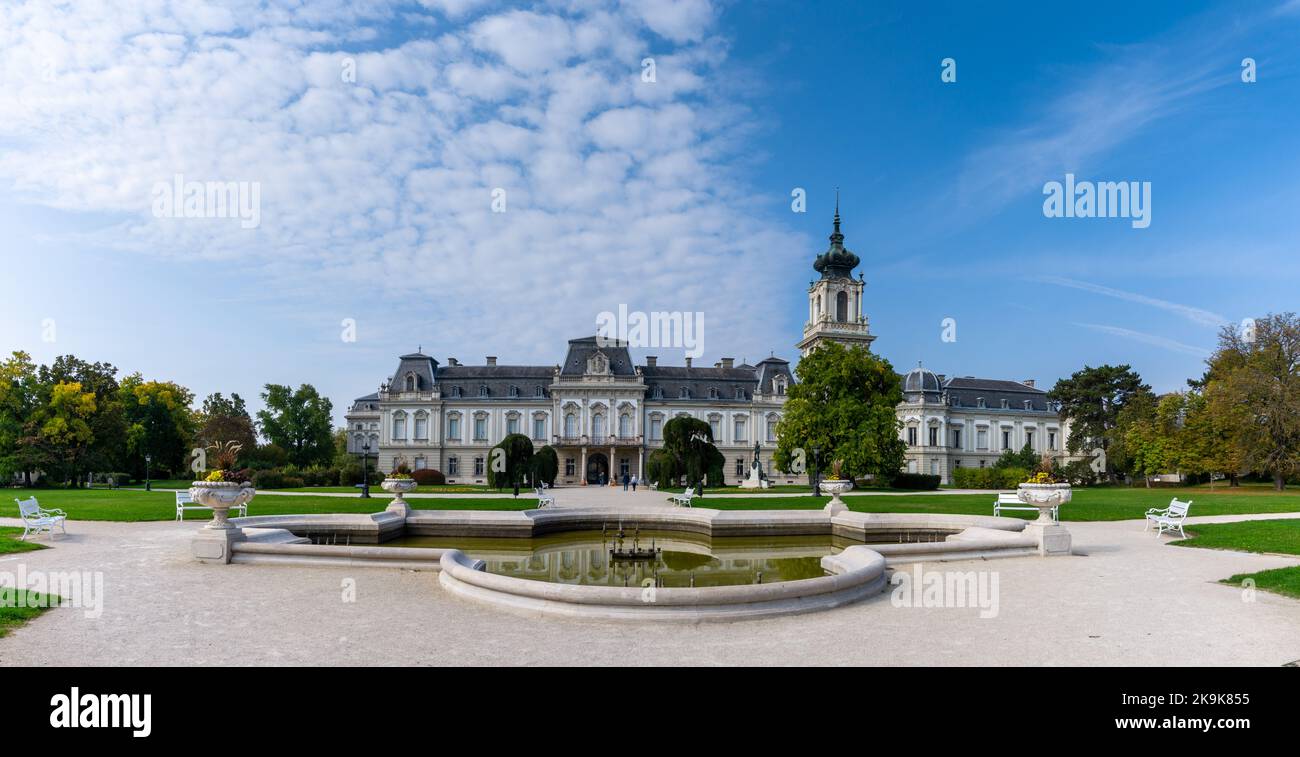 Keszthely, Ungheria - 10 ottobre, 2022: Vista panoramica del Palazzo Festetics e dei giardini a Keszthely sul lago Balaton Foto Stock