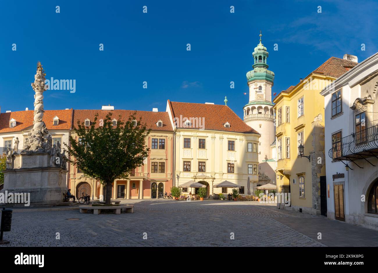 Sopron, Ungheria - 7 ottobre, 2022: Vista della storica Torre dei Vigili del fuoco e della piazza principale nel centro storico di Sopron Foto Stock