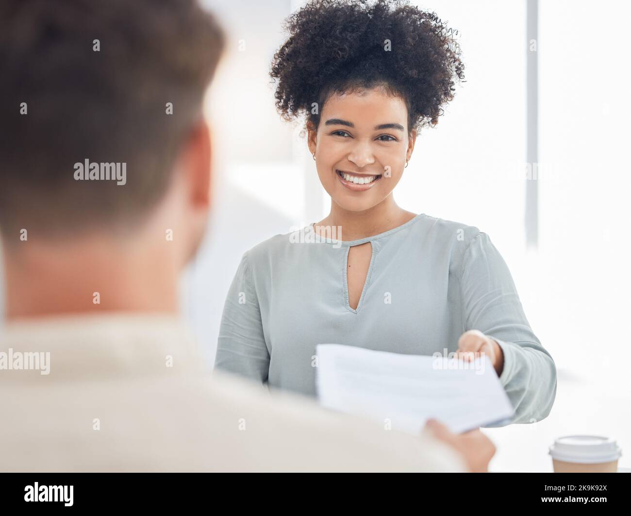 Reclutamento, contratto e donna in un colloquio di lavoro con un cv, documenti cartacei o riprendere documento in hr con un grande sorriso. Assunzione, incontro e persona felice Foto Stock Reclutamento, contratto e donna in un colloquio di lavoro con un cv, documenti cartacei o riprendere documento in hr con un grande sorriso. Assunzione, incontro e persona felice Foto Stock