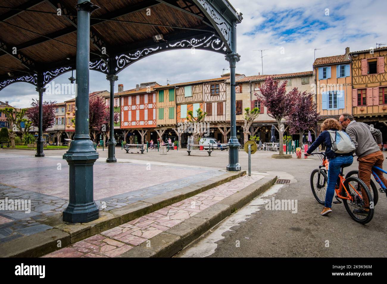 Il mercato coperto e le case medievali a graticcio sulla piazza principale di Mirepoix, nel sud della Francia (Ariege) Foto Stock