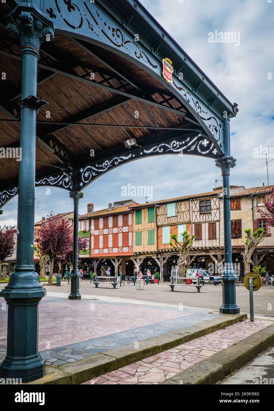 Il mercato coperto e le case medievali a graticcio sulla piazza principale di Mirepoix, nel sud della Francia (Ariege) Foto Stock