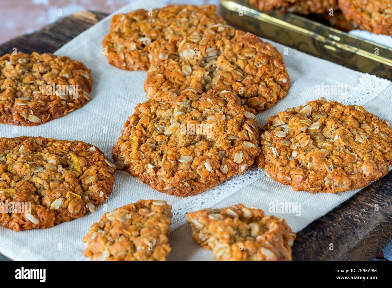 Biscotti Anzac - tradizionale farina d'avena dolce australiana e biscotti al cocco Foto Stock