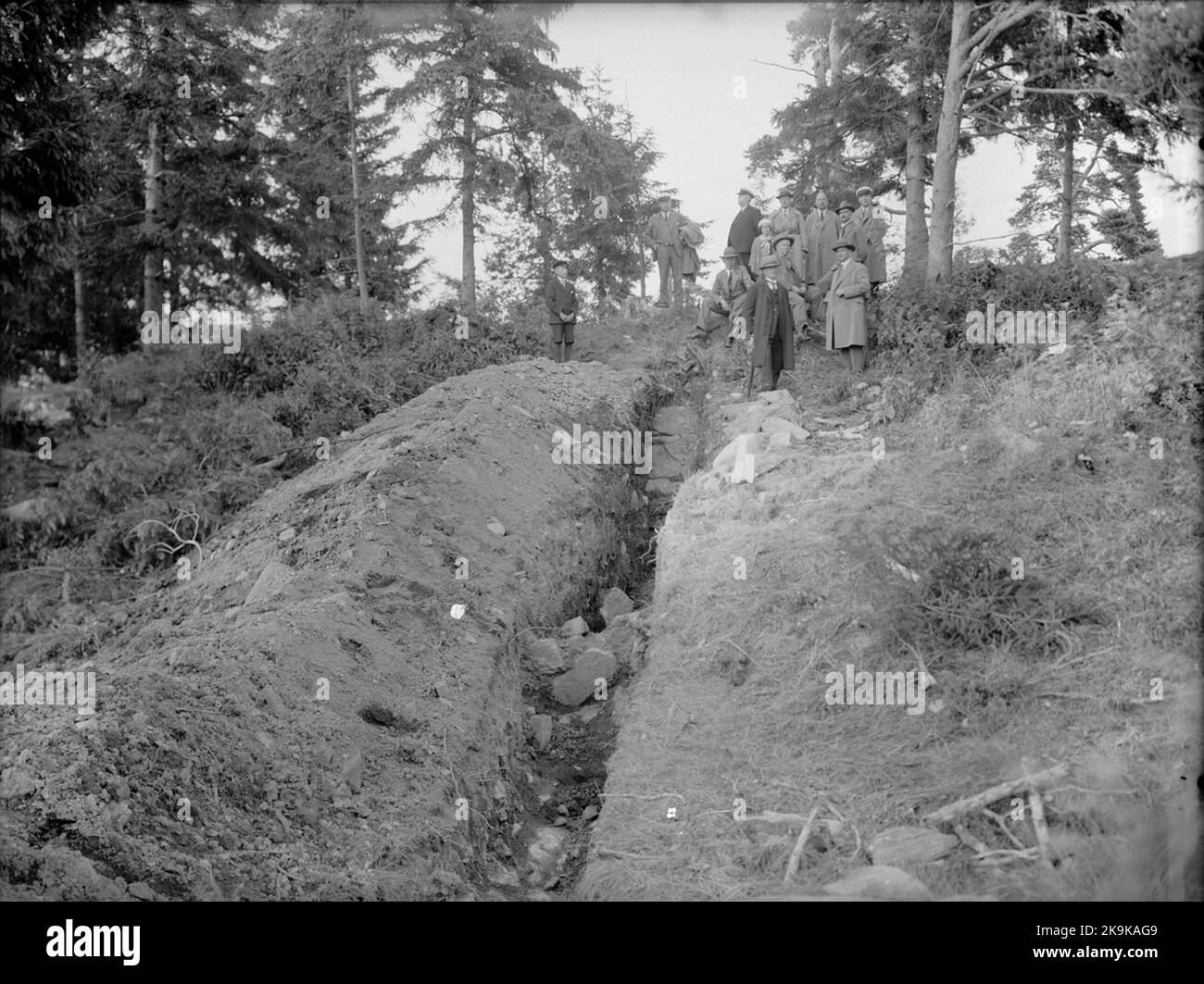 Scavo Qvantenburg, attraverso lo scavo del Castello di Dalaborg nella parrocchia di Bolstad, Dalsland, ha uno dei nostri più piccoli modelli di fasce orarie portato al giorno, che offre un sacco di interesse, non da ultimo per la prima volta per essere la possibilità di ricostruire ragionevolmente un impianto il cui edificio principale era principalmente parte eretto di legno. Il castello si trova nella proprietà di Qvantenburg, su un Godd BCR nel lago Vänern, a circa un chilometro a nord-est dell'estuario di Säsätesgården Dalbergsån. Test di scavo nel 1931 di Hjalmar Larsen. Foto Stock