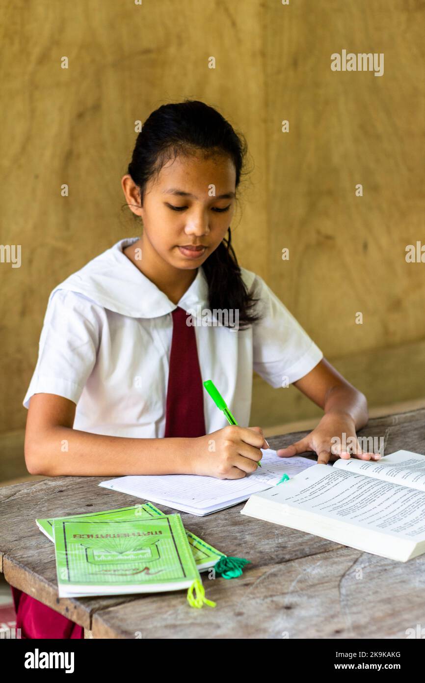 Un indigente studente filippino di Batangas, Filippine Foto Stock