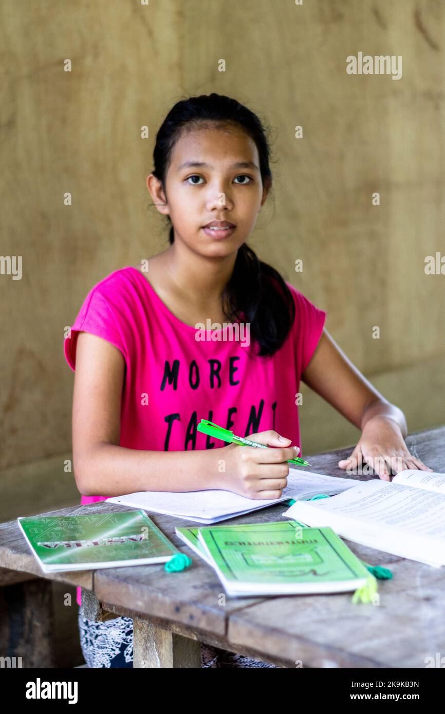 Un indigente studente filippino di Batangas, Filippine Foto Stock