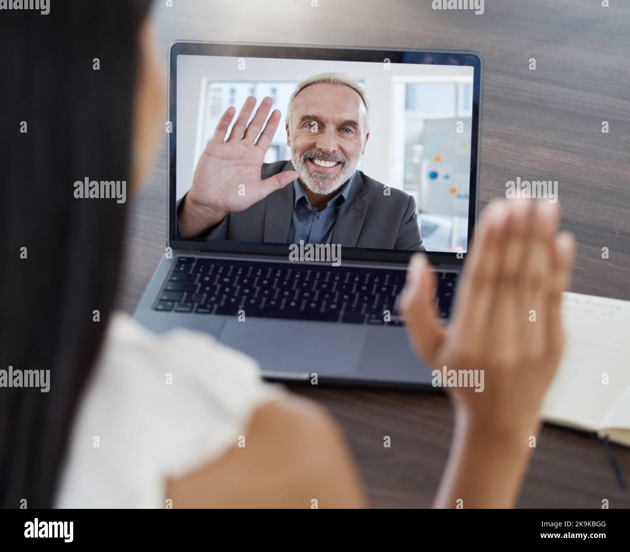 Videochiamate, riunioni aziendali virtuali e utilizzo del laptop per la connessione in streaming online per i dipendenti che lavorano in tutto il mondo. rete wifi 5g, ceo Foto Stock