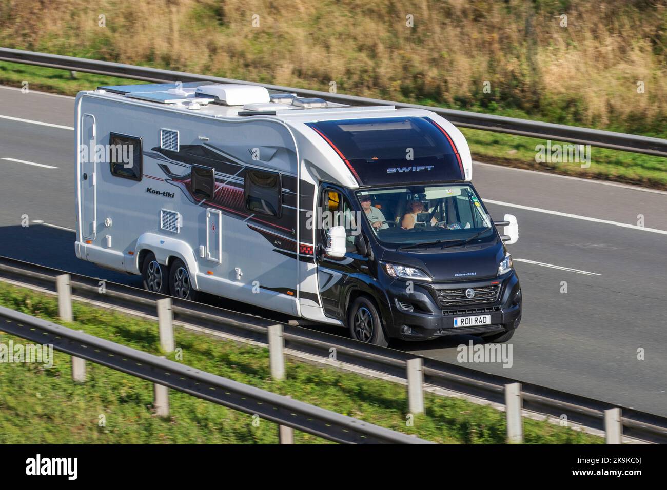 2022 bianco nero FIAT SWIFT KON-TIKI 874 50 C/C Multijet II N 2184CC DIESEL MOTORHOME, viaggiando sull'autostrada M6, Regno Unito Foto Stock