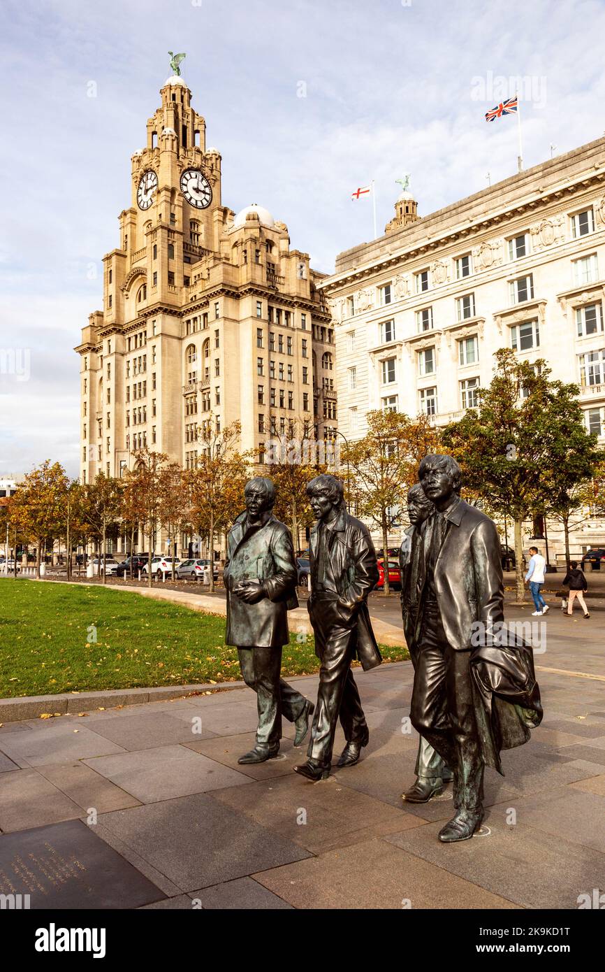 La Statua dei Beatles creata da Andy Edwards sul Pier Head a Liverpool, Inghilterra, Regno Unito. Foto Stock