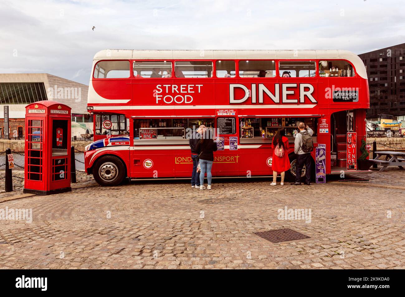 Autobus a due piani convertito in un ristorante Street food, Royal Albert Docks, Liverpool, Inghilterra, Regno Unito. Foto Stock