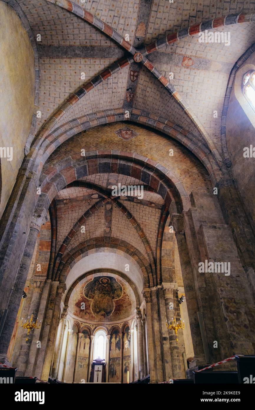 Le volte di costola all'interno della cattedrale medievale di Saint Lizier nei Pirenei francesi (Ariege) Foto Stock