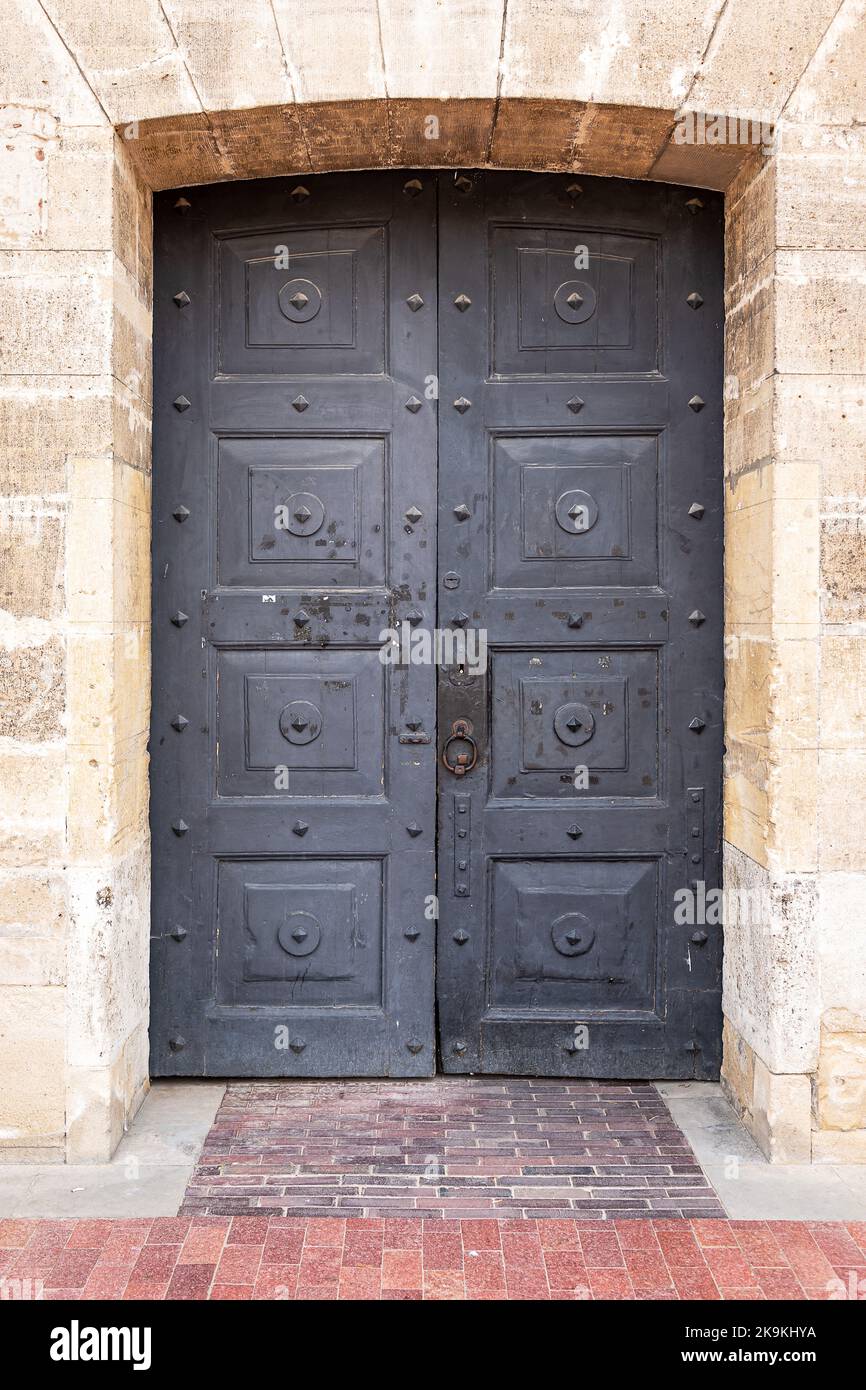 Bella grande vecchia porta con un battito. Porta riccamente decorata alla casa tenement. Zamosc, Polonia Foto Stock