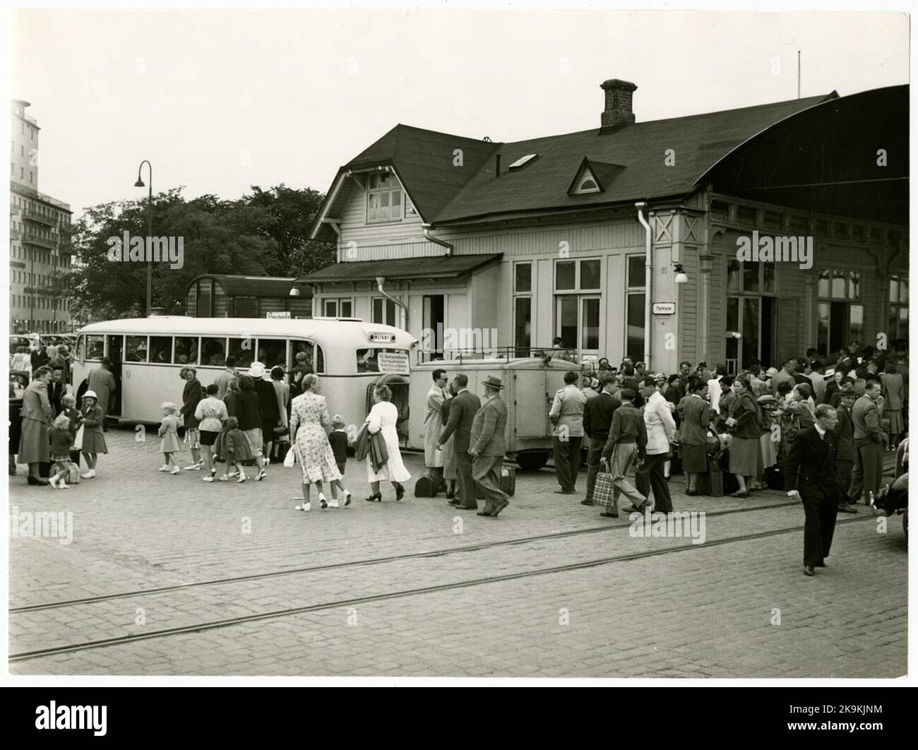 State Railways SJ.Bus con i viaggiatori fuori dal terminal dei traghetti. Foto Stock
