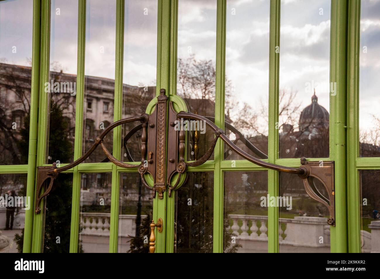 Schmetterlinghaus Art Nouveau Palm House maniglia a Vienna, Austria con la cupola del Kunsthistorisches Museum Wien riflessione. Foto Stock
