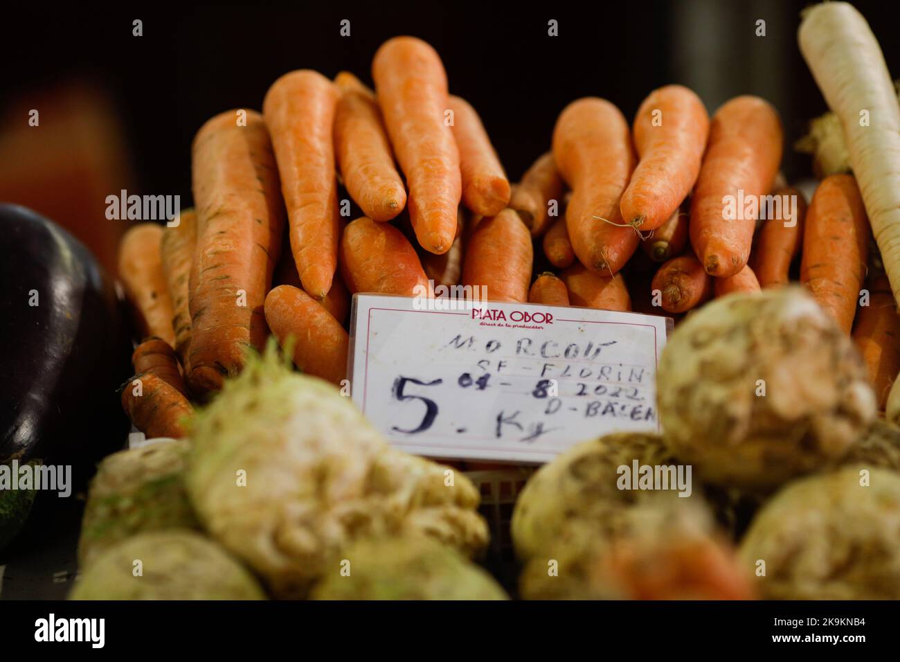 Bucarest, Romania - 4 agosto 2022: Profondità di campo poco profonda (fuoco selettivo) dettagli con carote su uno stand nel mercato Obor a Bucarest, Romania. Foto Stock