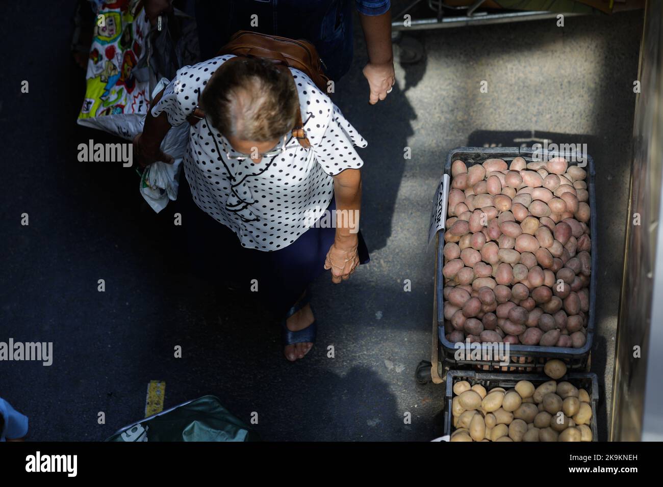 Bucarest, Romania - 4 agosto 2022: Persone anziane camminano tra gli stand di ortaggi nel mercato Obor a Bucarest, Romania. Foto Stock