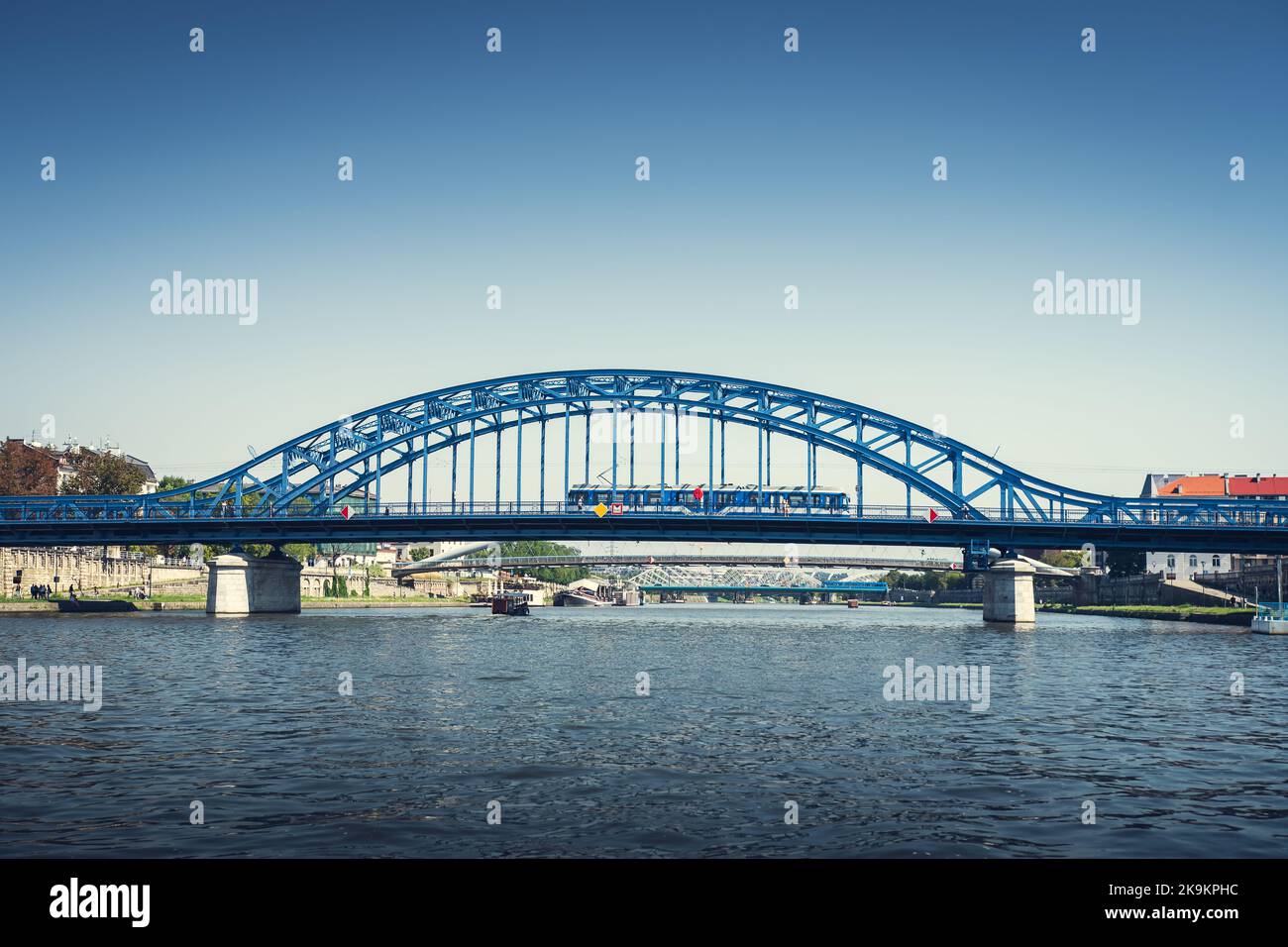 Ponte Marshal Piłsudski. Costruzione in acciaio blu sul fiume Vistola. Cracovia, Polonia Foto Stock