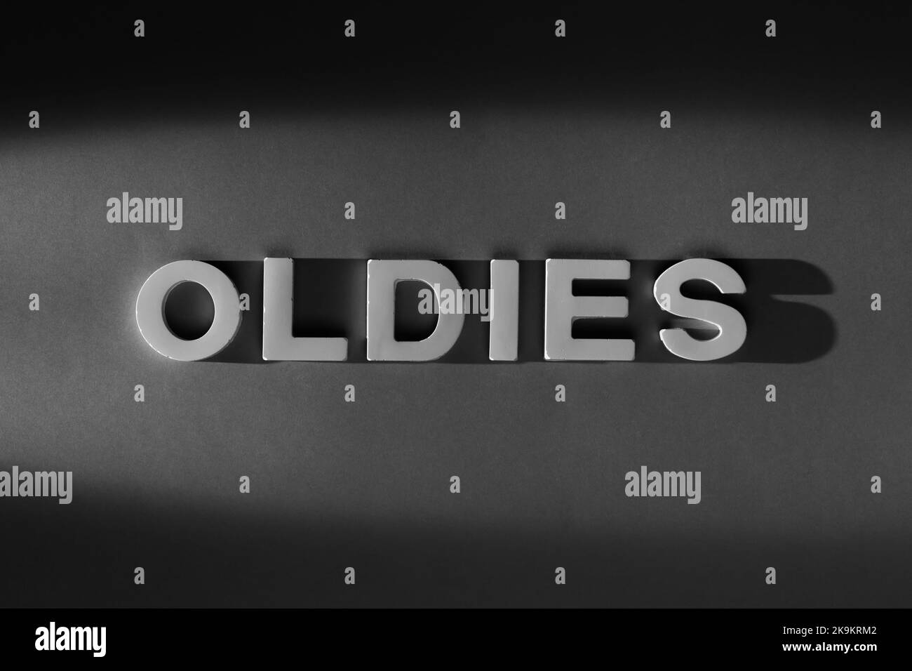 Oldies - iscrizione in vecchio stile cinematografico. Fotografia in bianco e nero Foto Stock