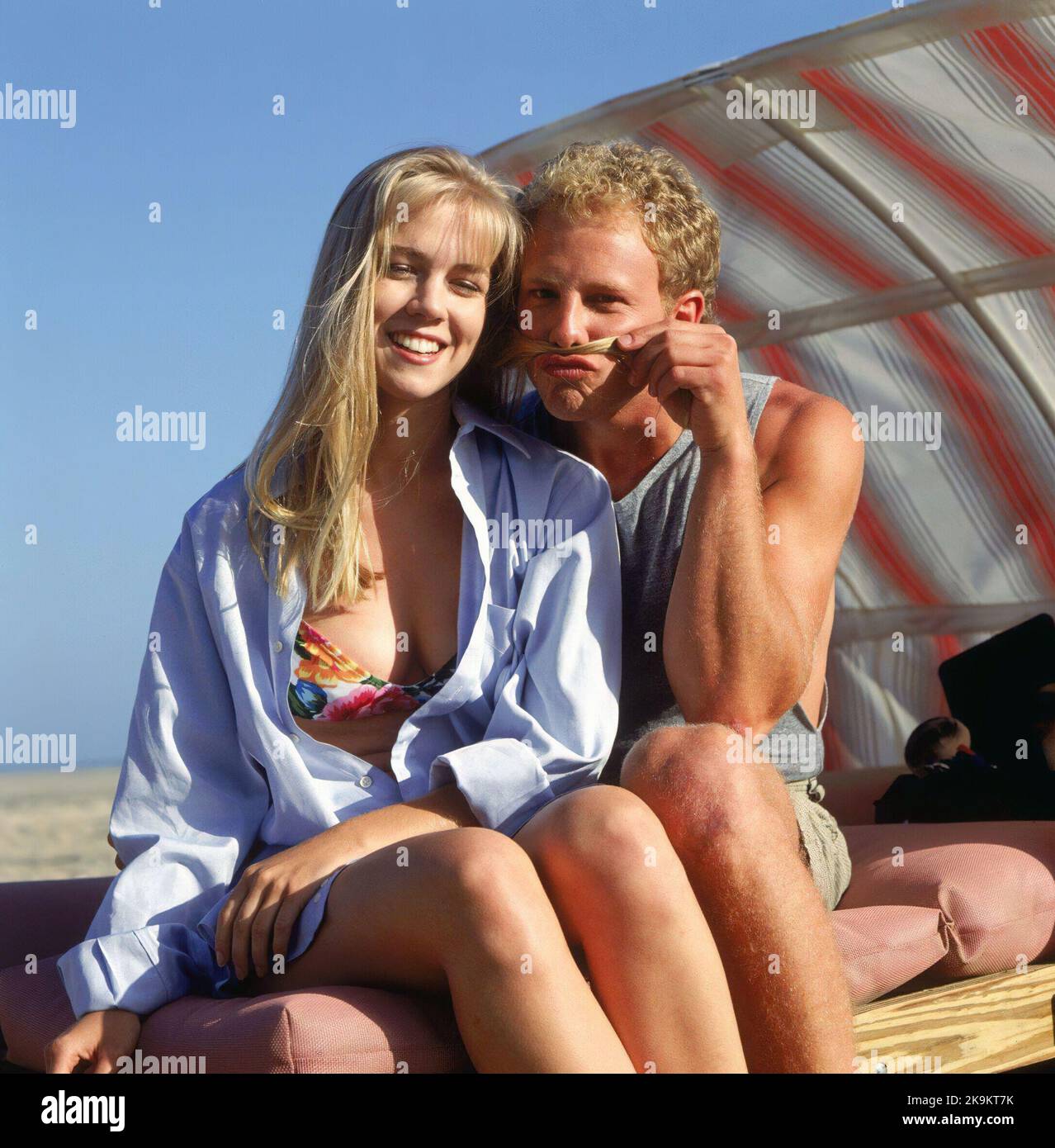 IAN ZIERING e JENNIE GARTH a BEVERLY HILLS,90210 (1990), regia di JASON PRIESTLEY, DANIEL ATTIAS, DAVID SEMEL e MICHAEL LANGE. Credit: Spelling Television / 90210 Productions / Album Foto Stock