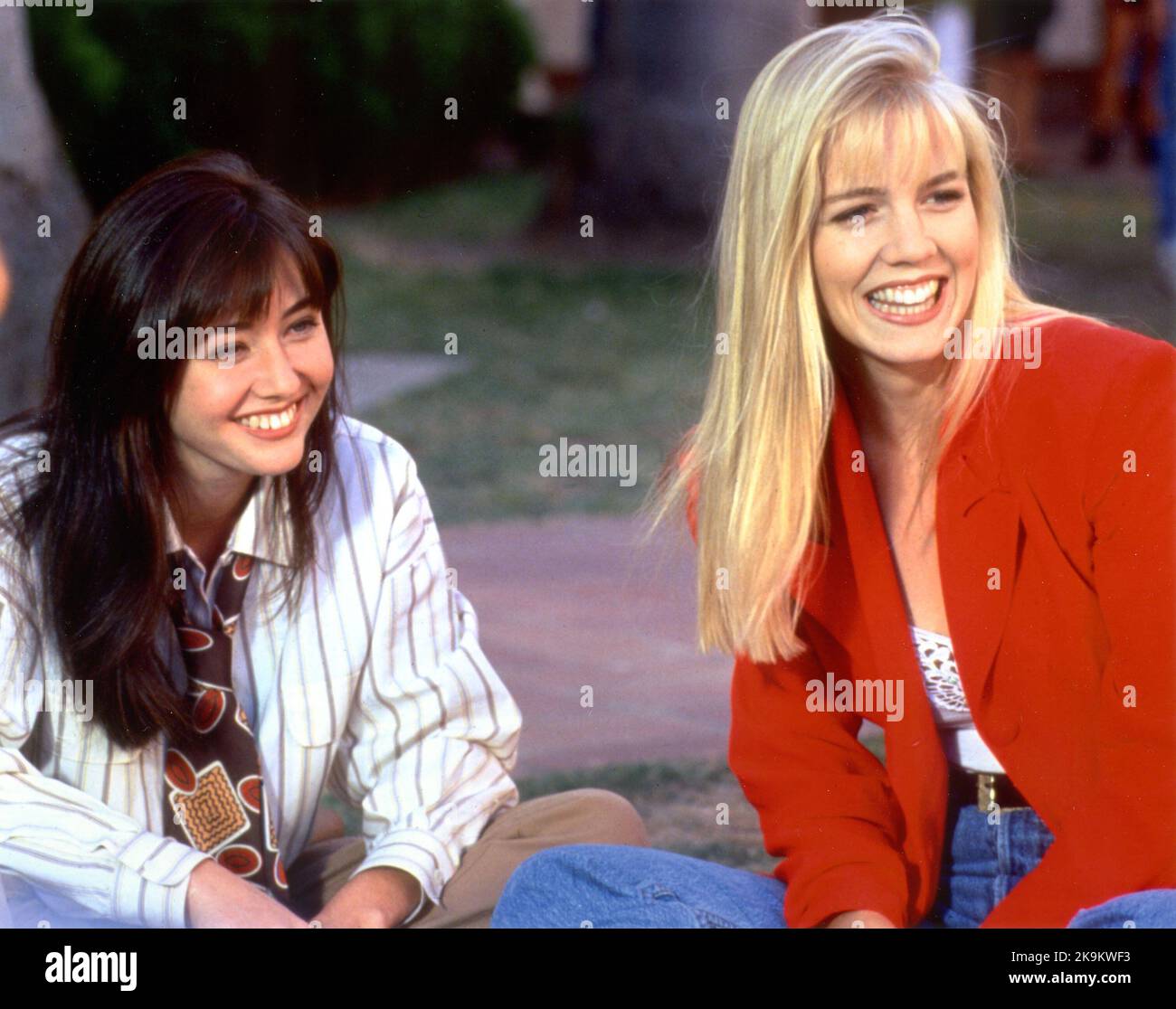 SHANNEN DOHERTY e JENNIE GARTH a BEVERLY HILLS,90210 (1990), regia di JASON PRIESTLEY, DANIEL ATTIAS, DAVID SEMEL e MICHAEL LANGE. Credit: Spelling Television / 90210 Productions / Album Foto Stock