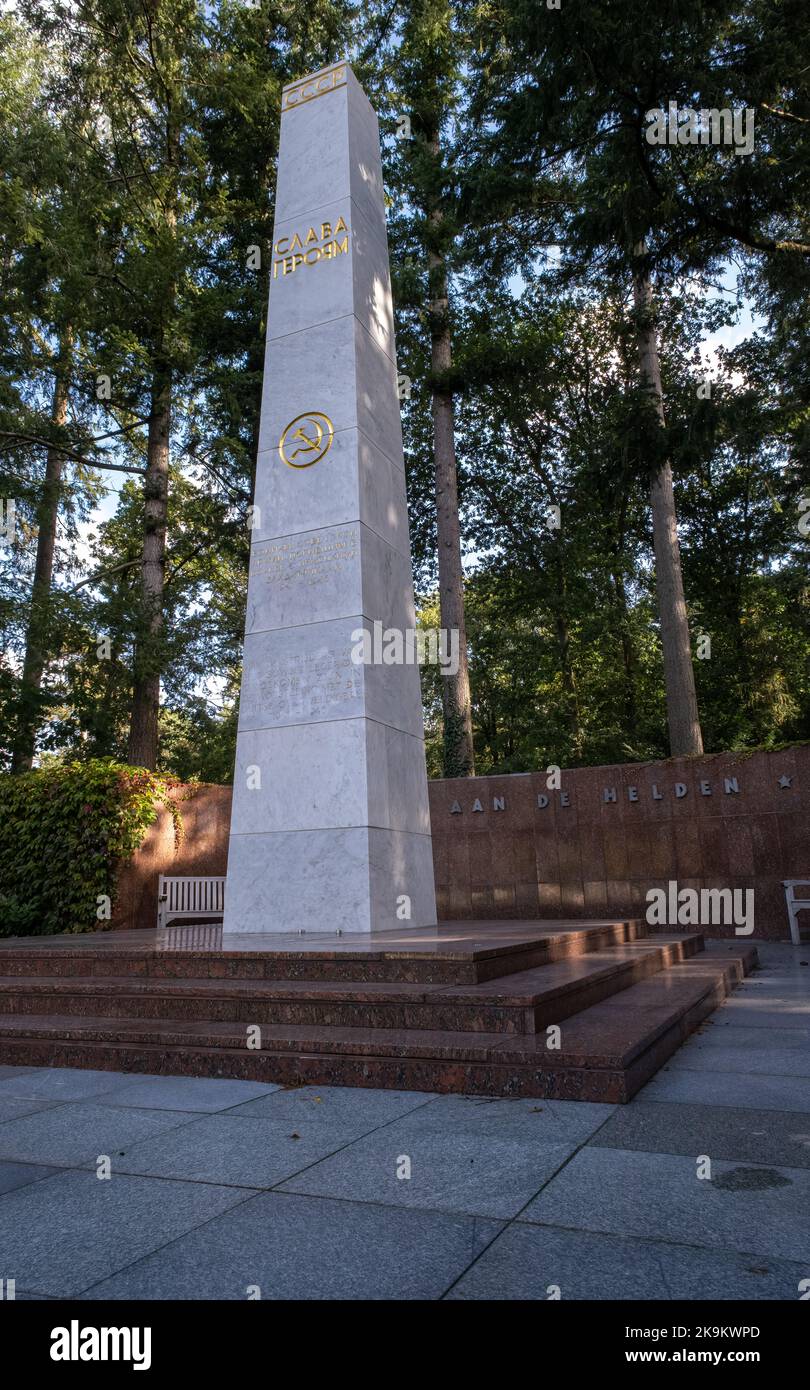 Leusden, Paesi Bassi - 06 ottobre 2022: Campo d'onore sovietico e sito commemorativo. Qui sono sepolte 865 vittime di guerra dell'ex Unione Sovietica. Dom Foto Stock