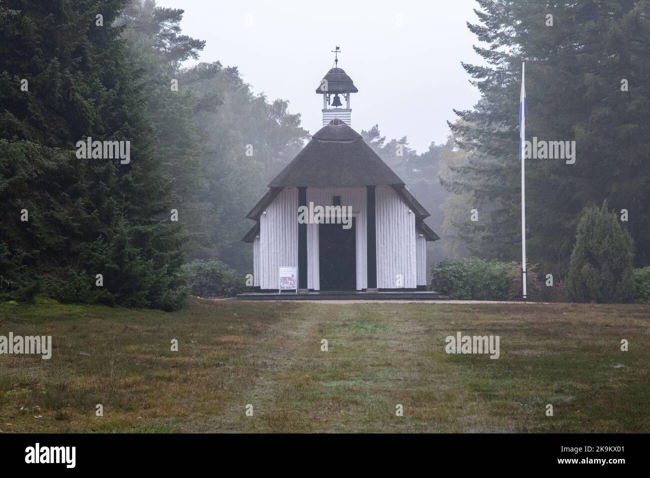 Loenen, Paesi Bassi - 14 ottobre 2022: Campo d'onore olandese e sito commemorativo. Qui sono sepolte oltre 3.900 vittime di guerra. Pioggia autunno giorno Foto Stock