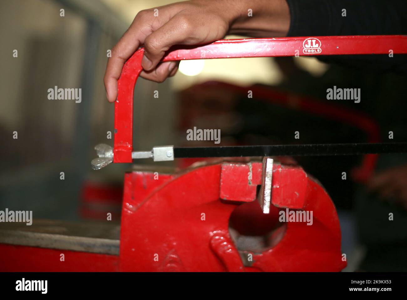 Stirare il taglio con la lama Foto Stock