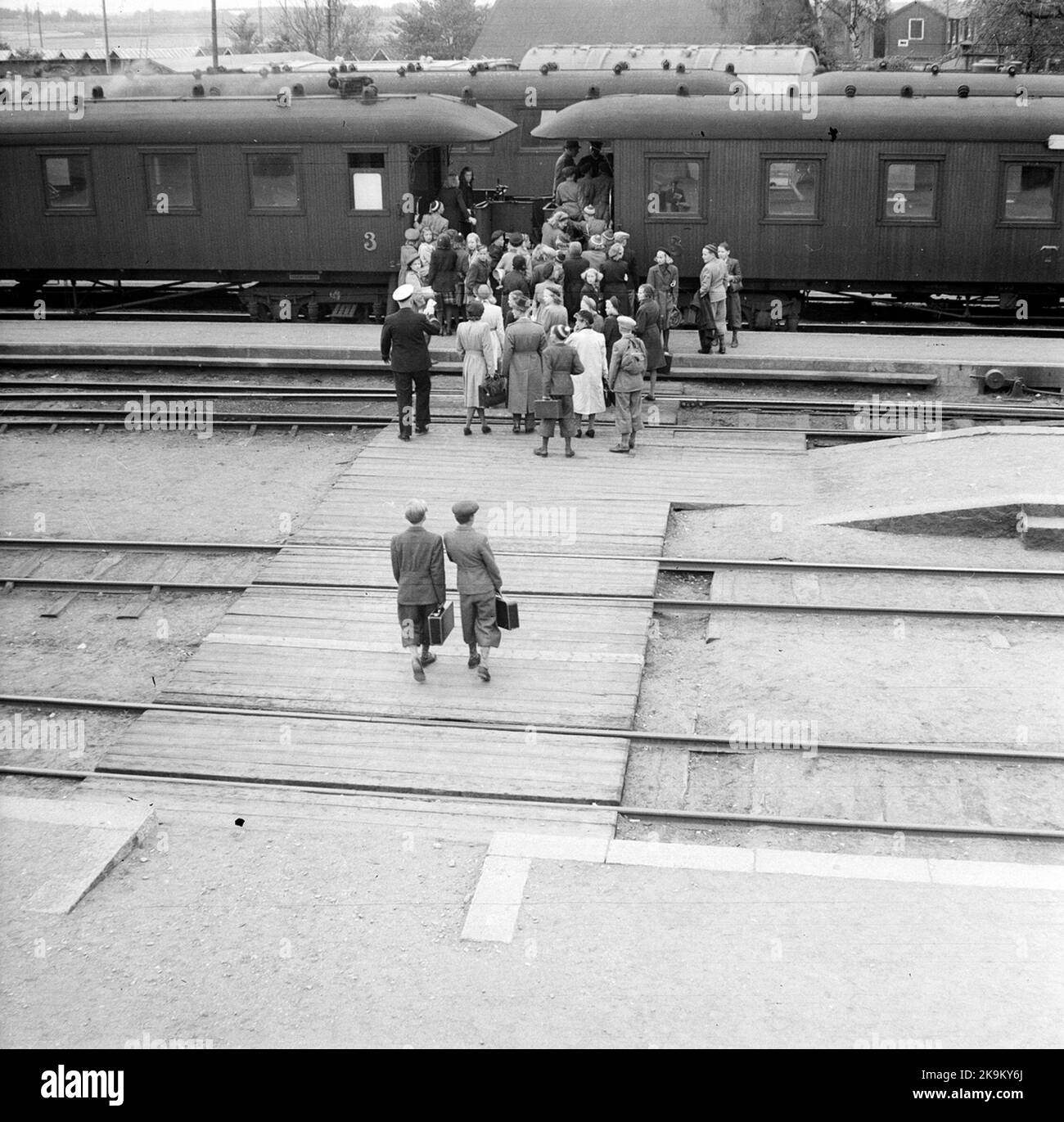 Giovani che viaggiano nella stazione di Köping. Foto Stock