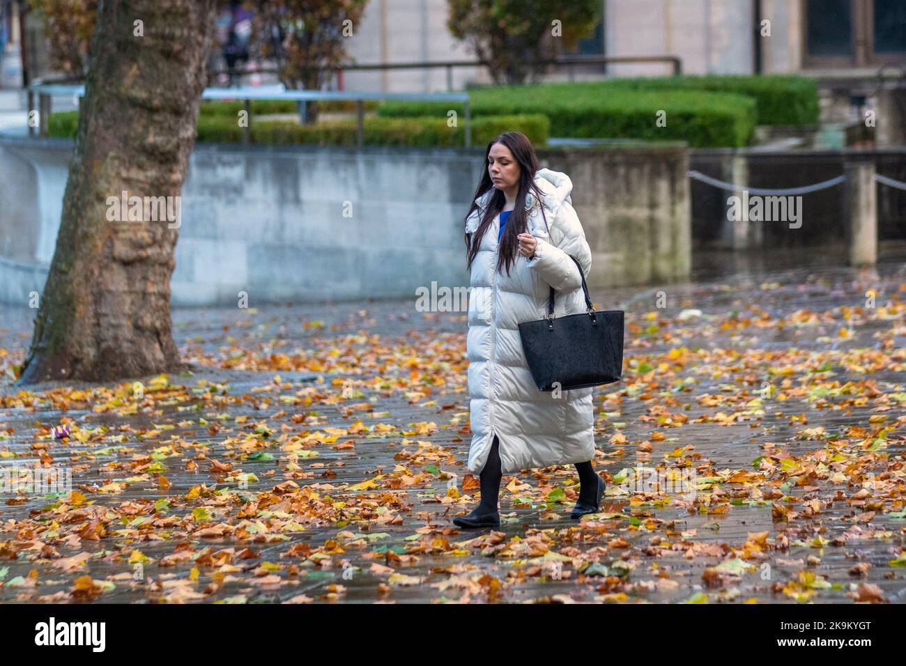 Preston, Lancashire. Meteo Regno Unito. 29 ottobre 2022. Giornata autunnale fredda, umida e buia nel centro della città. L'autunno scivoloso lascia un pericolo su marciapiedi e marciapiedi. Foto Stock