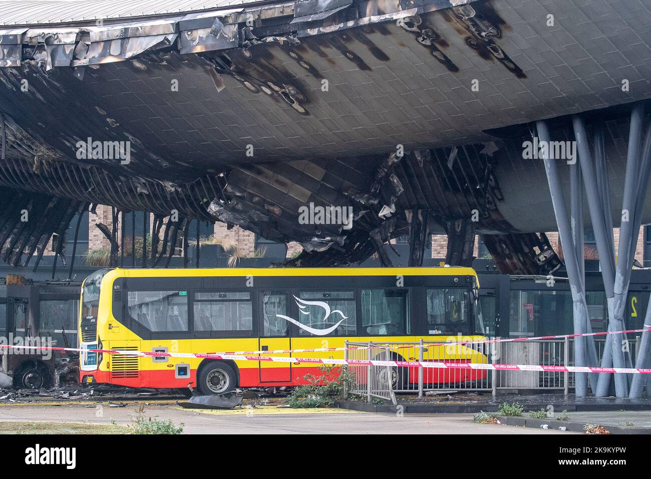 Slough, Berkshire, Regno Unito. 29th ottobre 2022. Un enorme incendio scoppiò alla stazione degli autobus di Slough nelle prime ore di questa mattina. I vigili del fuoco del Royal Berkshire Fire and Rescue Service sono stati chiamati al fuoco attraverso l'intero tetto della stazione degli autobus di Slough. Almeno un autobus è stato distrutto. I vigili del fuoco rimangono sulla scena questa mattina e la polizia della valle del Tamigi si è accodata fuori dalla stazione degli autobus. La causa dell'incendio non è nota. Alcune strade locali chiuse in precedenza sono state riaperte. Gli autobus sono ancora in funzione, ma alcuni sono in deviazione. Credit: Maureen McLean/Alamy Live News Foto Stock