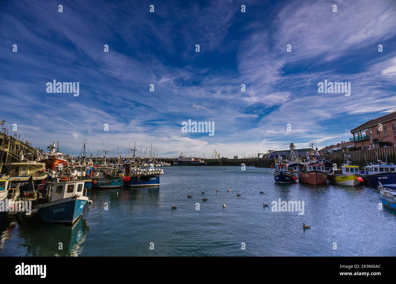 Barche ormeggiate nel porto di Scarborough in una soleggiata giornata autunnale. Foto Stock
