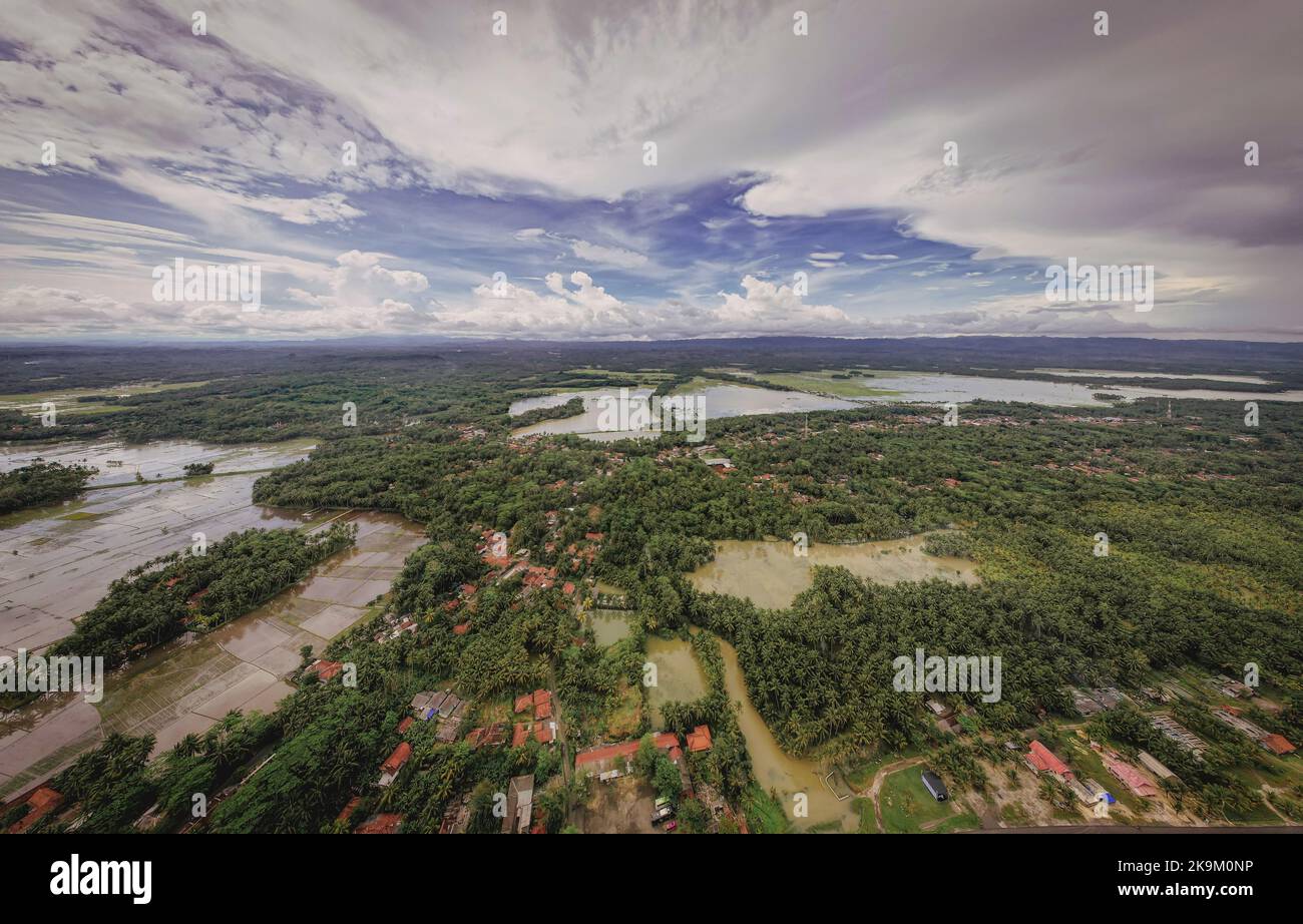 Questa fotografia è stata scattata con una fotocamera professionale a droni, che cattura la bellezza del paesaggio da una prospettiva davvero elevata. Foto Stock