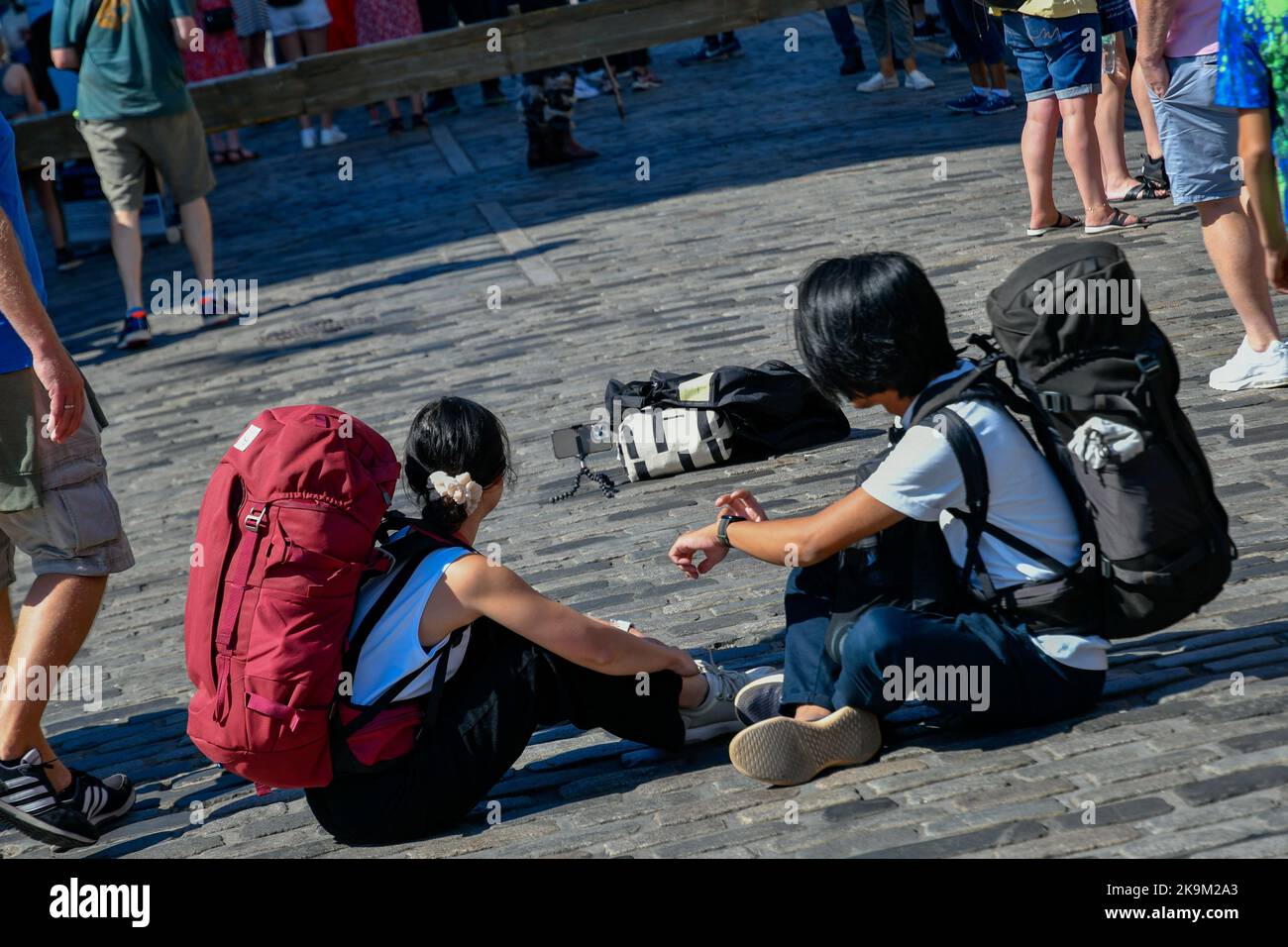 Coppia di turisti che scatta un selfie remoto sul Royal Mile durante il Festival di Edimburgo, Edimburgo, Scozia, Regno Unito Foto Stock