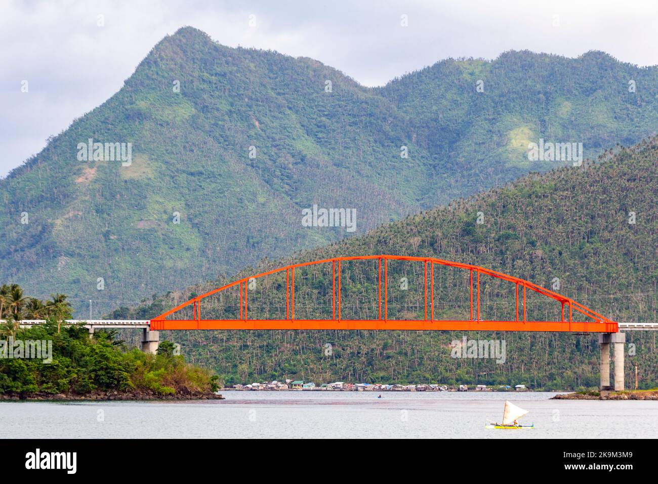 Il ponte rosso che collega la provincia di Biliran e Leyte, Filippine Foto Stock
