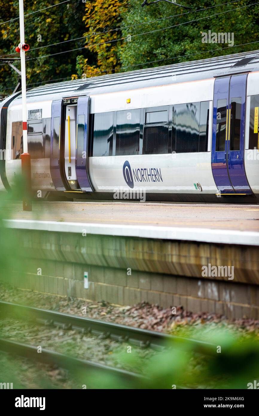 Un treno ferroviario del Nord è vuoto e senza autista alla stazione di Bradford Forster Square, Bradford, West Yorkshire, Regno Unito. A seguito di un'azione di sciopero RMT, si consiglia ai clienti del Nord di non viaggiare sabato 5, lunedì 7 o mercoledì 9 novembre. Credit: Windmill Images/Alamy Live News Foto Stock