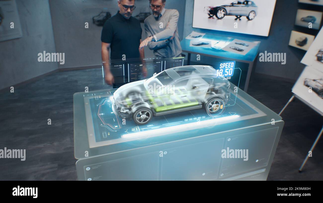 Due ingegneri di sviluppo. Testare le prestazioni di velocità di un'auto elettrica ecologica all'avanguardia con standard sostenibili utilizzando una scrivania per realtà aumentata olografica avanzata. Foto Stock