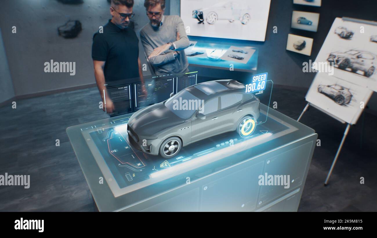 Due ingegneri di sviluppo. Testare le prestazioni di velocità di un'auto elettrica ecologica all'avanguardia con standard sostenibili utilizzando una scrivania per realtà aumentata olografica avanzata. Foto Stock