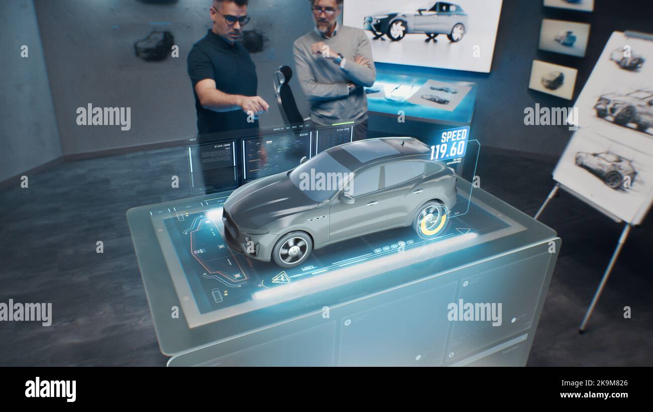 Due ingegneri di sviluppo. Testare le prestazioni di velocità di un'auto elettrica ecologica all'avanguardia con standard sostenibili utilizzando una scrivania per realtà aumentata olografica avanzata. Foto Stock