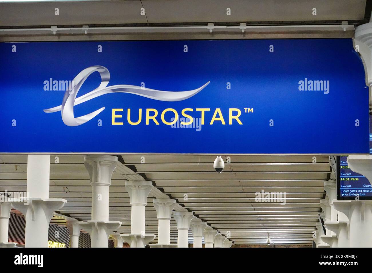 Logo Eurostar sopra l'area di ingresso per le partenze da Londra a Parigi, stazione di St Pancras, Londra, Inghilterra, Regno Unito. Foto Stock