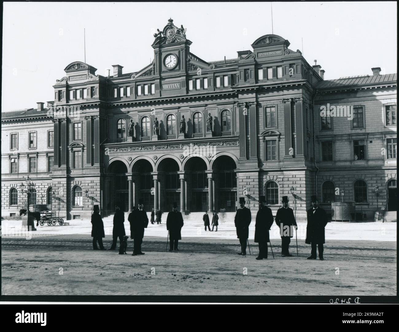 Stazione centrale di Stoccolma con le statue sulla facciata. Da sinistra: Agricoltura arabile, commercio, industria, strategia. Foto Stock