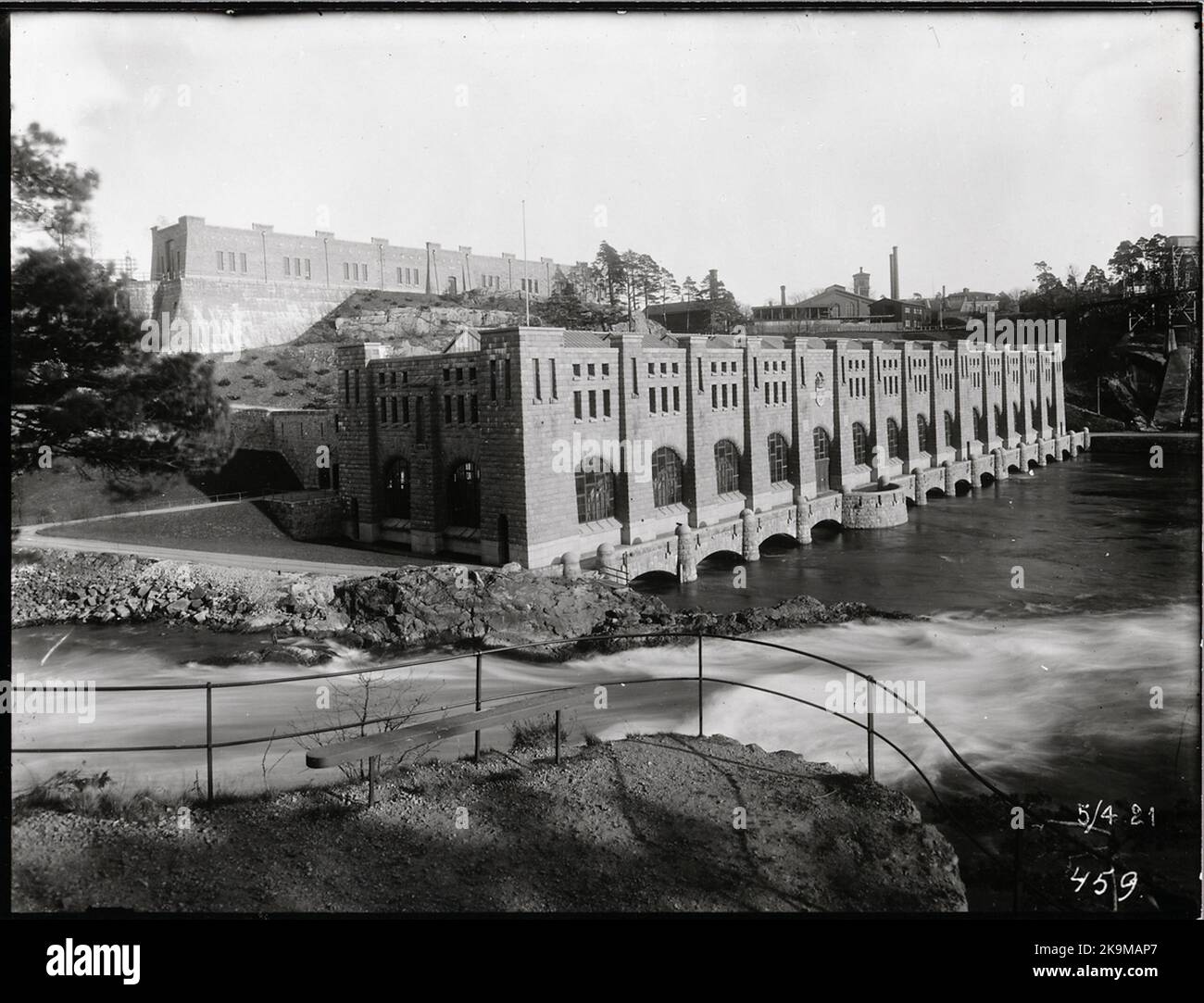 La centrale elettrica di Trollhättan si chiamava anche centrale elettrica di Olidan. Il Riksdag del 1906 prese la decisione di sviluppo e il lavoro iniziò lo stesso anno. La stazione è stata eretta in 3 gradini, di cui i primi 4 sono stati commissionati nel 1910. Altre 4 unità sono state incluse nella seconda fase di sviluppo realizzata nel 1912-1914. La terza fase degli aggregati del 5 è stata completata nel 1918-1921. Foto Stock